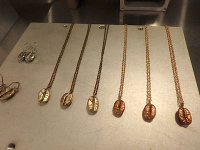 アイアンブレンドの各コーヒー豆を型に鋳物を作ったオリジナルのネックレスもあります。