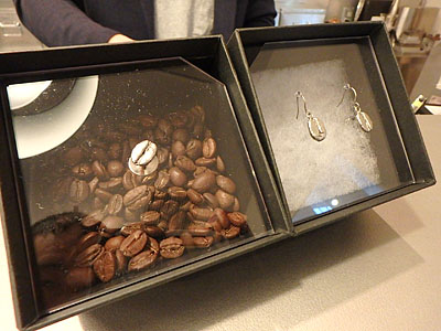オリジナルブレンドのコーヒー豆とコーヒー豆型鋳物のピアスをセットにした商品なども開発中だそうです。