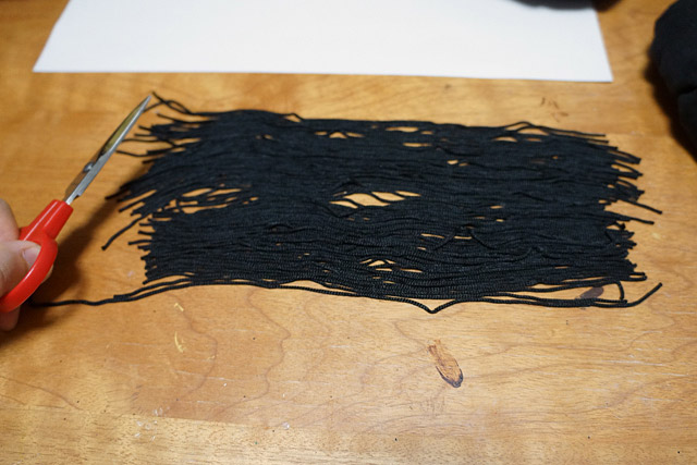 リリアンの黒い糸が細すぎず太すぎず、髪っぽかった。