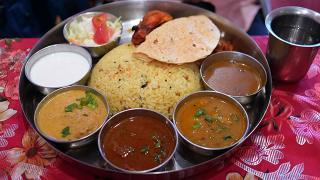 南インドの手で食べる定食の食べ方を教えてもらって和食や洋食にも応用。バイブスの上がる手食べは「口からではなく手ですでに食べている」状態でした。