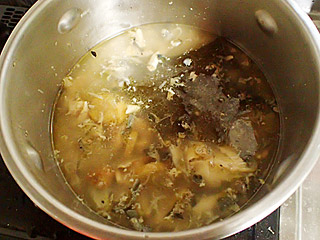 サバヒーの水煮を身が崩れるまで煮込んで、濃厚なスープを作る。