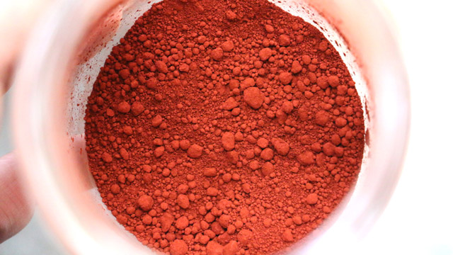 これは「ベンガラ」と呼ばれる顔料。簡単に言えば、赤い石の粉。