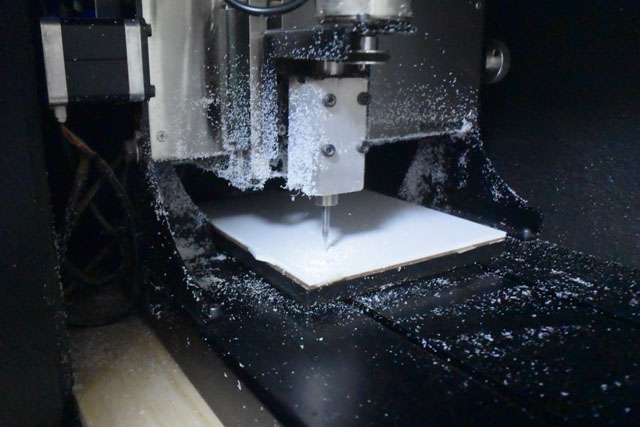 CNCフライス盤という、刃が高速回転する機械でプラスチック板をカットする。