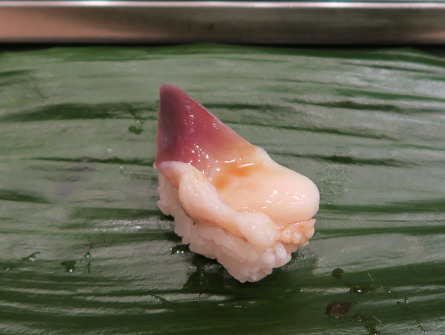 ハケで醤油を塗られた寿司（記事の後半に詳しく出てきます）