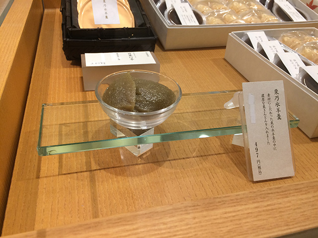 「かけ算の商品」にしぼって探したところ栗の水羊羹が見つかった。有名な和菓子店鈴懸さんの商品である