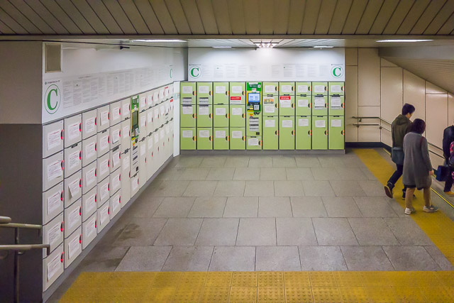東京駅。構内至るところに大量のロッカーがあるが、どこも当然使えない。そりゃそうだ。ここが主要駅でなくてなんなのか。