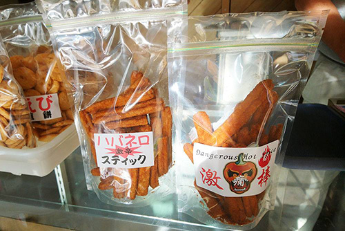 三郷市の推奨品にも選ばれている（有）富士見せんべいさんが作った、自称日本一辛い煎餅『激痛棒』。
