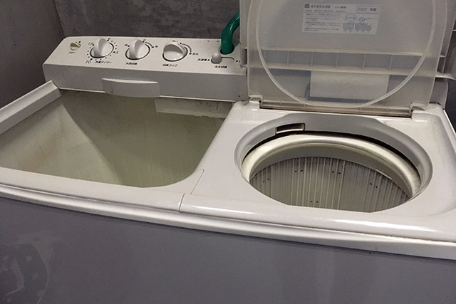かなり年代物の二層式洗濯機