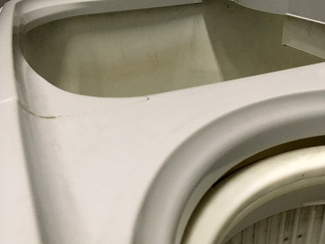 非常時は向こうの洗濯槽から手前の脱水槽に水が流れ込むのだ
