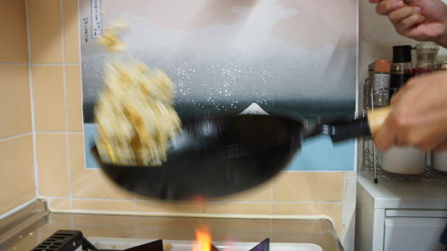 富嶽三十六景「神奈川沖浪裏」。あの大波を、中華鍋でチャーハンを炒める波（？）で再現します。大波にしたチャーハンはうまい（よく炒めるから）