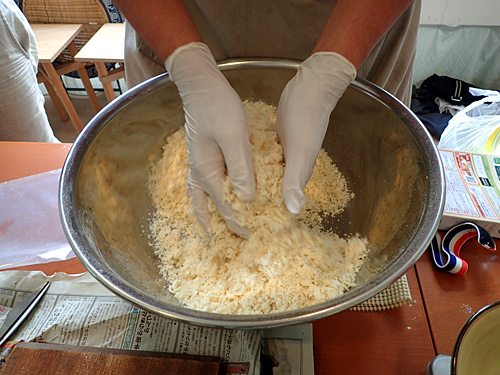 沖縄そばだけど麺から作ります。