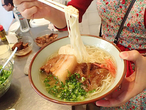 生の細麺という沖縄そばにない方程式も好評だった。ツルツルいける。