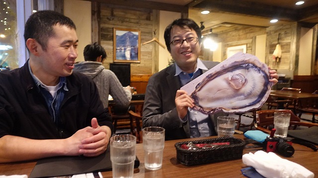 馬場さん（左）、西村さんが持ってるのは牡蠣の専用メニュー。うおお