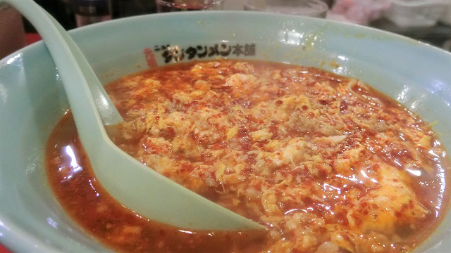 川崎市を中心に展開するローカルラーメン「ニュータンタンメン」。普通の担々麺とは違って塩ベースです。なぜか一緒に焼肉も。