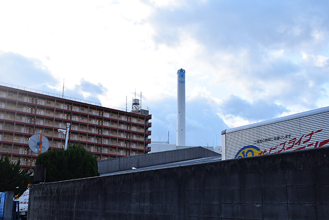 「大阪市・八尾市・松原市環境施設組合 西淀工場」の煙突。
