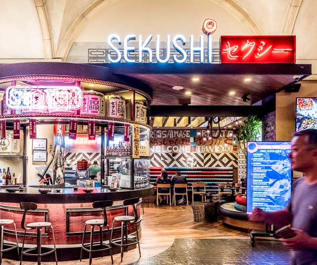 パリの街を模した広大なカジノスペースの一画に「セクシー」という名の寿司屋。