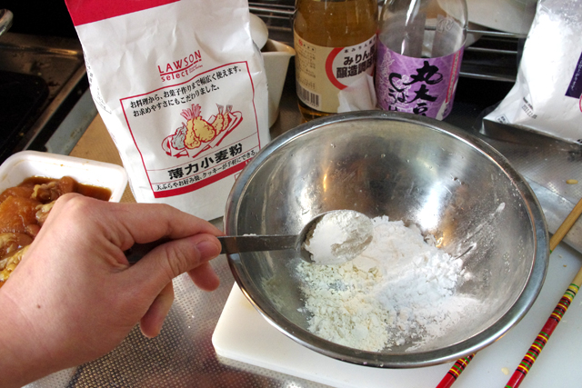 小麦粉と片栗粉は半々。全てのお弁当レシピで共通。