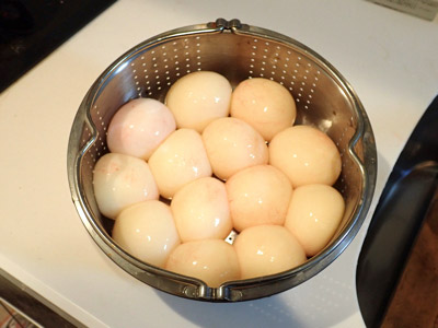 下ごしらえを終えたサメ卵。ニワトリの卵黄と比べるとかなり白っぽい。色で言うならアイボリーかな。