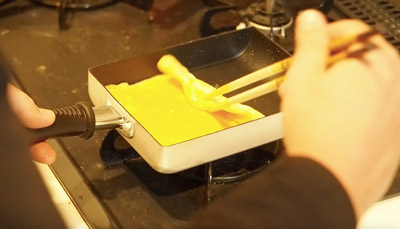 卵自体の味がわかるように醤油だけでシンプルに味つけ。あとは玉子焼き鍋で普通に焼くだけ。