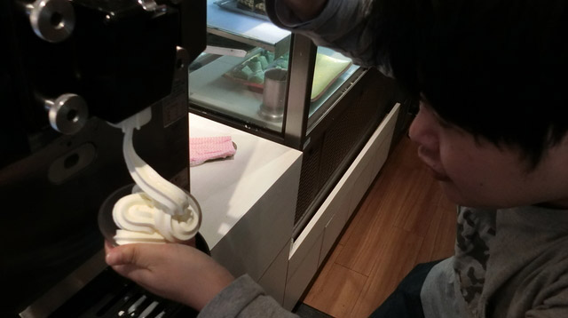 ソフトクリームの機械もある。ぼーっとしているとびっくりするぐらいの量のソフトクリームを食べることになるので注意しよう。