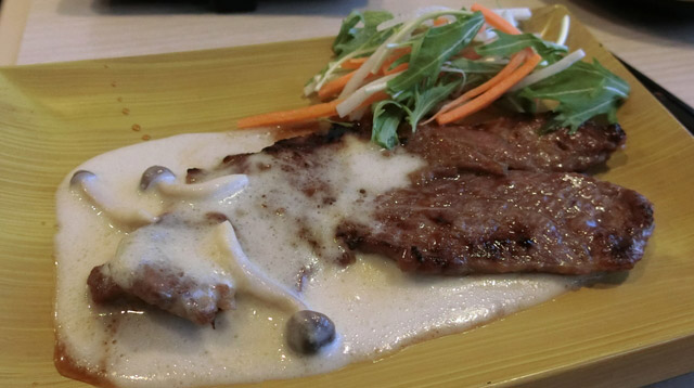 続いては私、江ノ島のステーキのホワイトソースかけでございます。