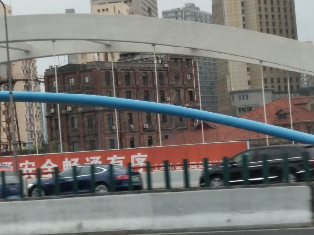 こういう建物が混ざっているのが中国の他の都市にはない上海のいいところ。