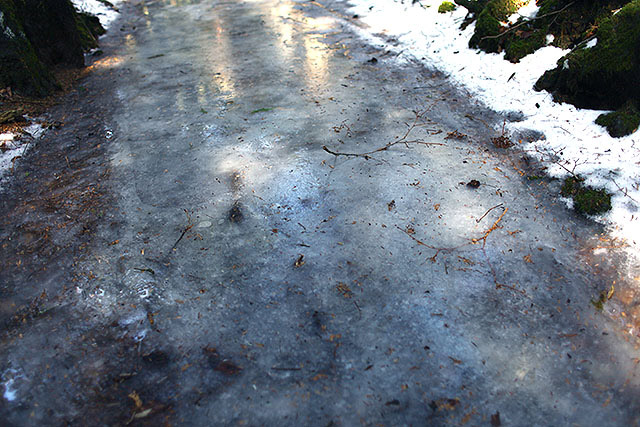 道は平ら。凍ってるけど。