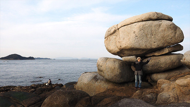 こちらが「亀石」。きのう見た興居島のミステリースポットと同じく、岩が重なっている。