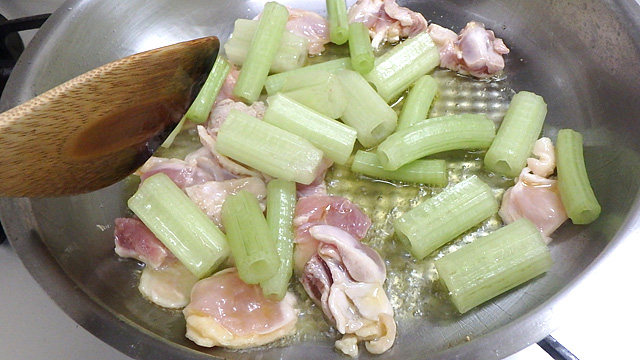 鶏肉、フキを炒めます。今回は炒める時に、オリーブオイルとごま油を使っています。