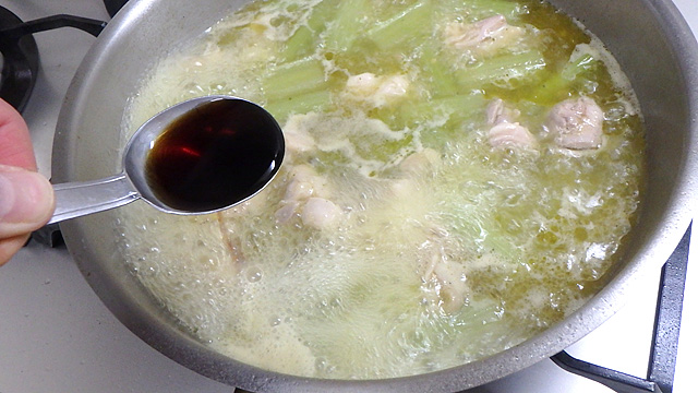 煮立ったら軽くアクをとり、他の調味料を入れます。味を見てお湯や調味料を足して調整してください。