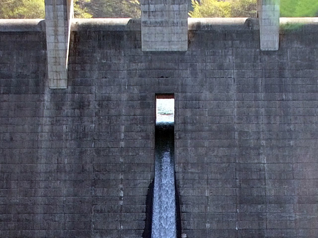 大仁田ダムの常用洪水吐。ぽっかり空いた穴でこれといって特徴がない