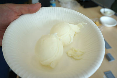アイスクリームディッシャーはかなりうまい下手の差が出ることが分かった。写真は編集部・橋田さんの作品。うまい。