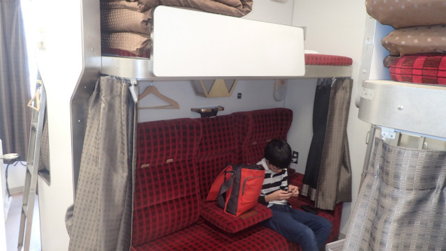 寝台列車の車内をガチで再現した馬喰町駅近くの「トレインホステル北斗星」へ。寝台列車で寝るわくわくがピンポイントで体験できます。