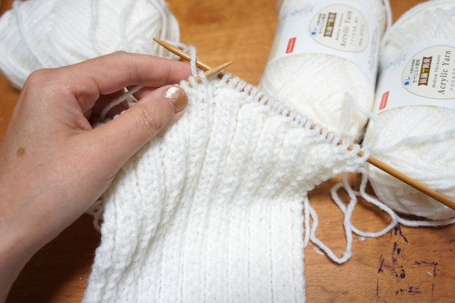 ２目ゴム編みで、４玉半くらい。とにかく編み進める。