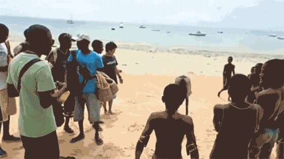 こちらはモザンビークで撮影した、海岸でバク転する子どもたちの様子。