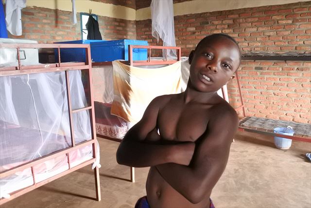 ルワンダの中学生。特別な訓練を受けていないのに、筋肉がしっかりした人は多い。