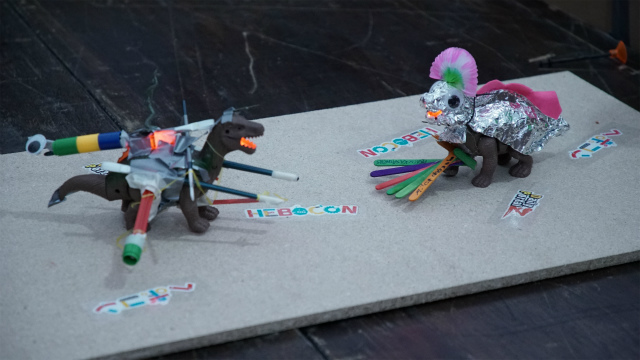 いっぽう最ヘボ賞は、前ページでも登場したアルミホイルでくるまれた恐竜、Miloのロボット（右）。頭上に派手な羽飾りを装備し、ロボット名は「peacock（クジャクの雄）」。