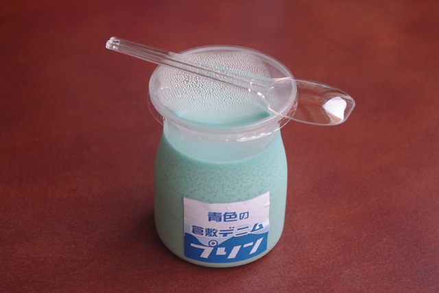 まずは青いプリン（３５０円）をいただく。