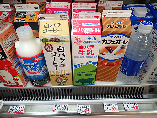 パン以外は自由に仕入れ可能なので、鳥取の白バラ牛乳などこだわりのある商品を並べることができる。