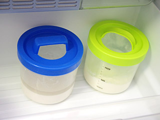 澱粉が溶けた凉皮の素をヨーグルトの容器に入れておくと、とっても紛らわしい。