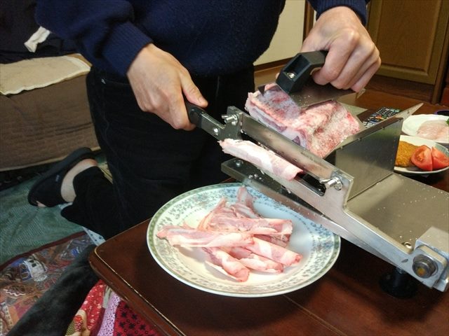 イノシシ肉をドイツ製スライサーで切る様子
