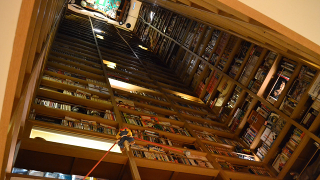 天井までびっしりつまった蔵書　