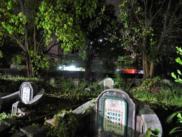 現在は満員状態であることと、中華系タイ人は墓を作らないため、どんどん古さが増していく。