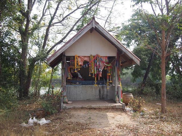 ナコンラーチャシーマー県の田舎にある魔のカーブに作られた祠。