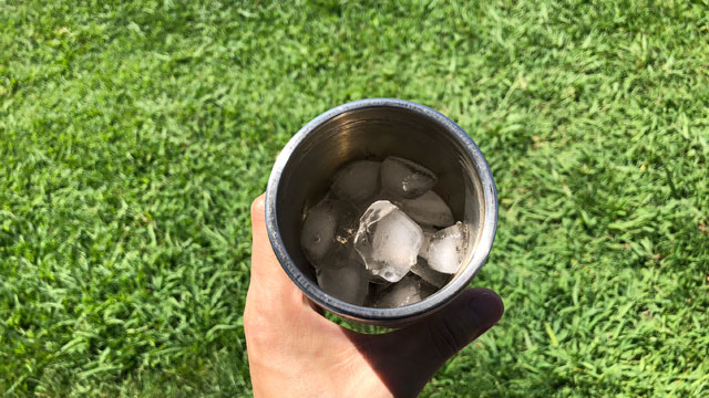 水筒に氷を入れて持ってきた。