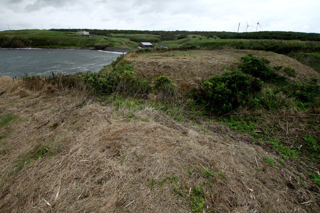 海岸に沿って“コ”の字に切られた堀が残る「根室半島のチャシ跡群」