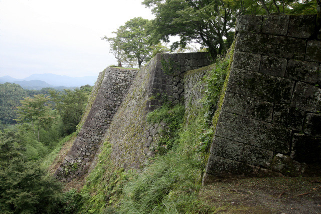 滝廉太郎の“荒城の月”の舞台として知られる「岡城」。連続する石垣が美しい