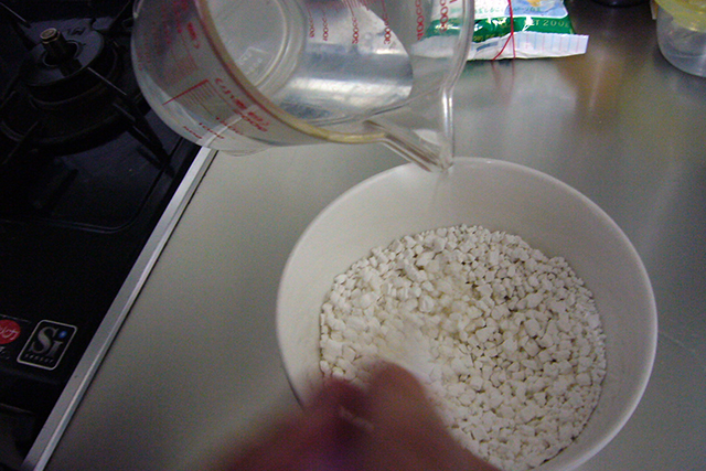 白玉粉をその倍の量の水で溶いて