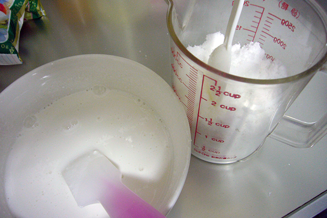 白玉粉が溶けたら水と同じ量（！）の砂糖を投入