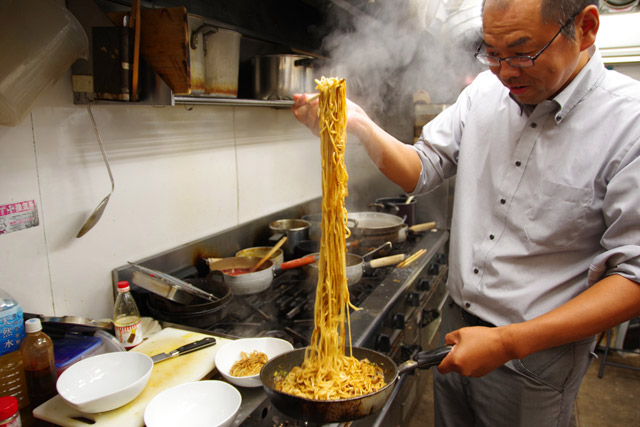 粘度の高いルーでくっつきまくった麺をみて、「カレーラーメンの東京タワーや！」と心の中の彦摩呂が叫んだ。